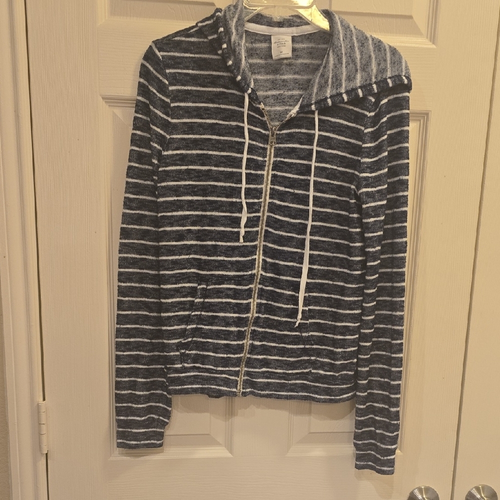 Abercrombie & Fitch Gray Knit Sweater